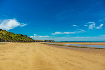 Fototapeta na wymiar Strandspaziergang am wunderschönen Gold Beach vor der Küste von Ver-sur-Mer - Normandie - Frankreich