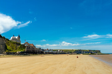 Strandspaziergang am wunderschönen Gold Beach vor der Küste von Ver-sur-Mer - Normandie - Frankreich