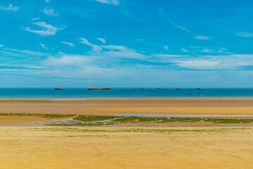 Strandspaziergang am wunderschönen Gold Beach vor der Küste von Ver-sur-Mer - Normandie - Frankreich
