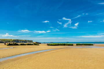 Strandspaziergang am wunderschönen Gold Beach vor der Küste von Ver-sur-Mer - Normandie -...