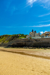 Strandspaziergang am wunderschönen Gold Beach vor der Küste von Ver-sur-Mer - Normandie -...