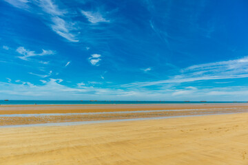 Strandspaziergang am wunderschönen Gold Beach vor der Küste von Ver-sur-Mer - Normandie -...