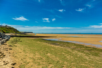 Strandspaziergang am wunderschönen Gold Beach vor der Küste von Ver-sur-Mer - Normandie - Frankreich