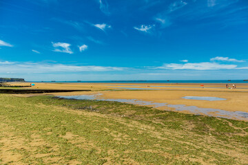 Strandspaziergang am wunderschönen Gold Beach vor der Küste von Ver-sur-Mer - Normandie -...