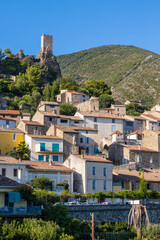 Fototapeta na wymiar Vue en journée du village médiéval de Roquebrun depuis le pont de traversant l'Orb