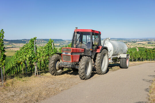 Traktor und Wassertank zum Bewässern der Weinreben in der Landwirtschaft
