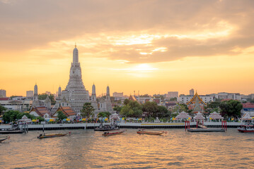 Fototapeta na wymiar The most beautiful Viewpoint Wat Arun,Buddhist temple in Bangkok, Thailand 