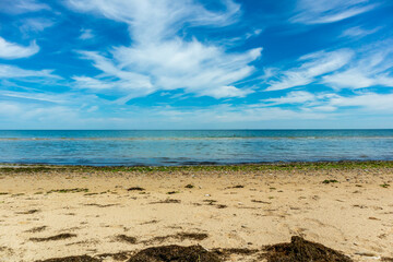 Strandspaziergang am wunderschönen Gold Beach vor der Küste von Ver-sur-Mer - Normandie - Frankreich