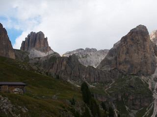 Fototapeta premium passeggiando in val di fassa, trentino alto adige, italia