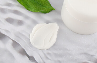 Obraz na płótnie Canvas Cosmetic cream formulation image with a green background