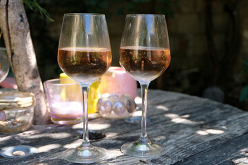 Verres de rosé en gros plan