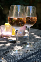 Verres de rosé en gros plan