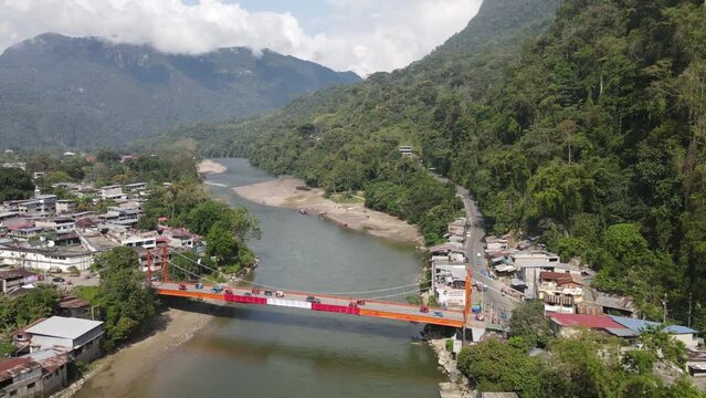 BANDERA PERUANA EN LE PUENTE CORPAC TINGO MARIA