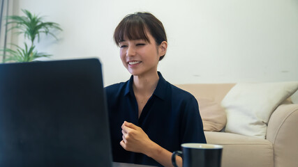 リモートワークする女性