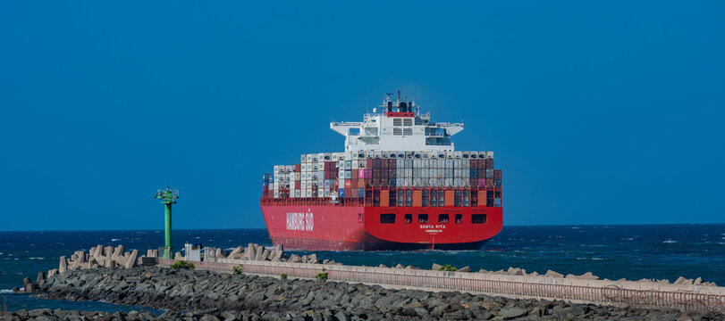 Containerschiff von der Reederei Hamburg Süd Santa Rita mit Container beim Auslaufen auf dem Indischen Ozean Südafrika