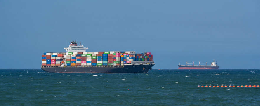 Containerschiff von der Reederei NYK FUJI mit diversem Container beim Einlaufen in den Hafen von Durban auf dem Indischen Ozean Südafrika