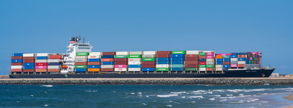 Containerschiff von der Reederei NYK FUJI mit diversem Container beim Einlaufen in den Hafen von Durban auf dem Indischen Ozean Südafrika