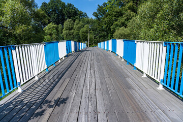 Drewniany most na rzece - obrazy, fototapety, plakaty