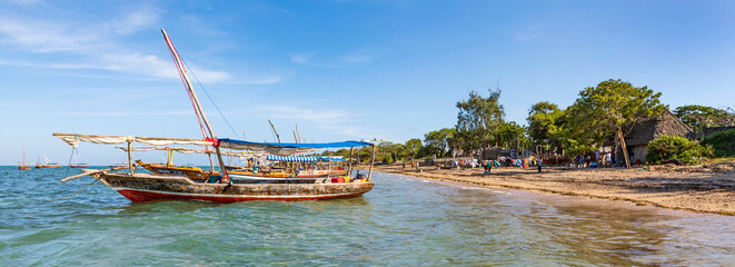 Authentische Dhow-Boote am Strand im Fischerdorf Fumba, indischer Ozean von Sansibar in Tansania. Blue Safari-Tour zur Sandbank Menai Bay in Afrika, Panorama. - obrazy, fototapety, plakaty