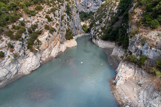 Sécheresse et manque d'eau dans le sud de la France - Le lac de Sainte-Croix et l'entrée des gorges du Verdon à leur niveau le plus bas