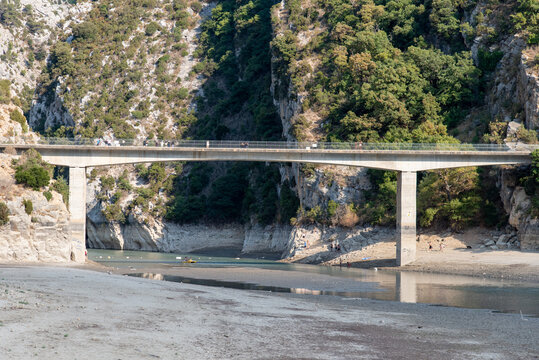 Sécheresse et manque d'eau dans le sud de la France - Le lac de Sainte-Croix et l'entrée des gorges du Verdon à leur niveau le plus bas au Pont du Galétas