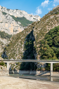 Sécheresse et manque d'eau dans le sud de la France - Le lac de Sainte-Croix et l'entrée des gorges du Verdon à leur niveau le plus bas au Pont du Galétas