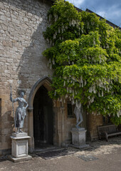 Fototapeta na wymiar wall and statue, ivy, anglesey abbey, cambridge, engeland, cambridgeshire,, uk, great brittain, 