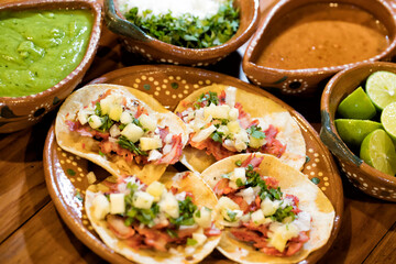 Los tacos al pastor o de trompo​ son la variedad de tacos más populares en la mayor parte de...