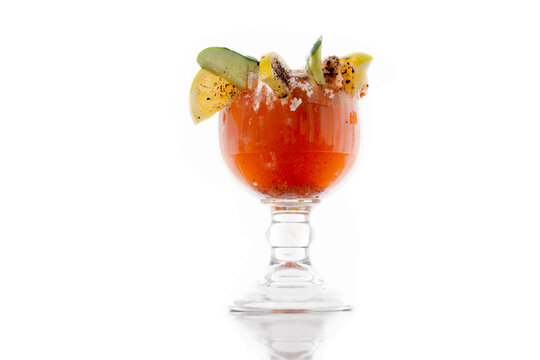 La michelada es una bebida alcoh&oacute;lica Mexicana que se prepara mezclando cerveza, jugo de lim&oacute;n, picante y sal, y agregando salsas sazonadoras
