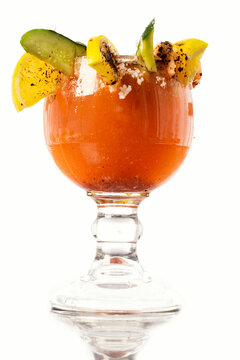 La michelada es una bebida alcoh&oacute;lica Mexicana que se prepara mezclando cerveza, jugo de lim&oacute;n, picante y sal, y agregando salsas sazonadoras