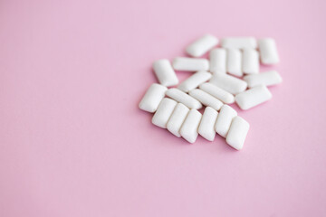 Obraz na płótnie Canvas white chewing gum on pink background