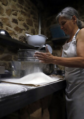 Fototapeta na wymiar chef de repostería trabajando la harina con tamiz