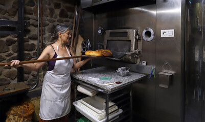 chef de repostería sacando panes artesanales del horno