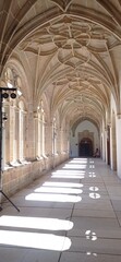 Interior de un claustro en un día soleado.