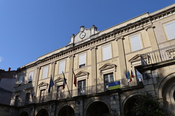 Fototapeta na wymiar La mairie, vue de l'extérieur, ville de Cahors, département du Lot, France