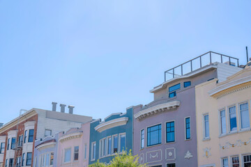 Obraz premium Exterior of houses with decorative trims against the sky at the back in San Francisco, CA
