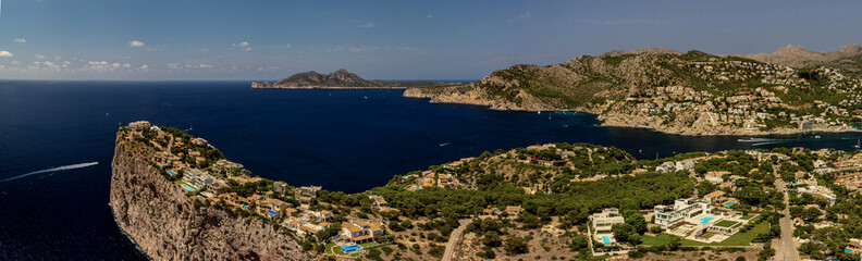 Naklejka na ściany i meble Mallorca an einem Sommertag im Juli, Panorama Aufnahme aus der Luft mit der Drohne, Aussicht auf das Mittelmeer und Port d'Andratx, aerial landscape view and skyline at mediterranean sea