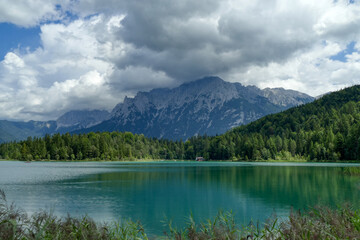 Fototapeta na wymiar Blick auf den Lautersee und den Karwendel bei Mittenwald