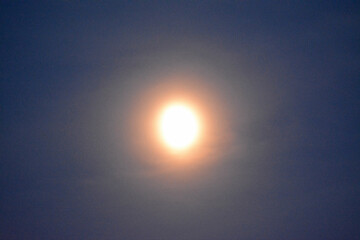 La lune dans l'eau, rendue floue par un voile d'humidité.