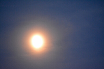 La lune dans l'eau, rendue floue par un voile d'humidité.
