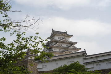高く城壁に囲まれて堅い守りの国宝姫路城