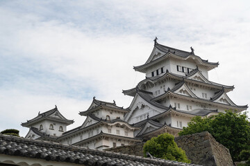 姫路城全体を城壁の外から眺める