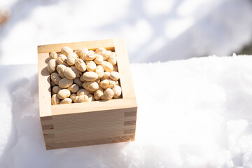 節分の豆まき用の豆と雪