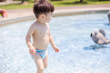 プールで遊び男の子