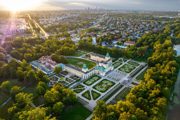 Pałac w Wilanowie, perła polskiego baroku. Letnia rezydencja polskiego Króla Jana III Sobieskiego. Widok z drona.
 - obrazy, fototapety, plakaty