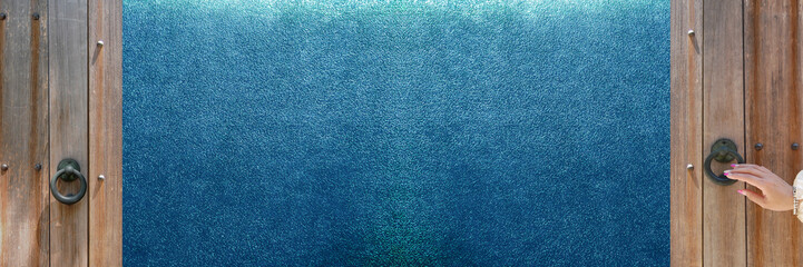 古いドアを開ける手