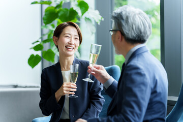 パーティーで乾杯をするビジネスパーソン