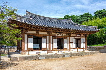 Fototapeta premium 강릉 오죽헌의 본 건물-The main building of Gangneung Ojukheon