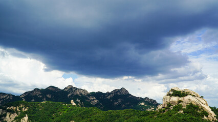 Fototapeta premium The view of Bukhansan Mountain in Skyline and Glamorous Cloud Performance