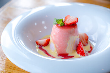 お洒落なストロベリープリン